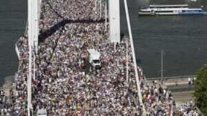Zeci de mii de persoane au sfidat interdicția impusă marșului Pride în Ungaria!