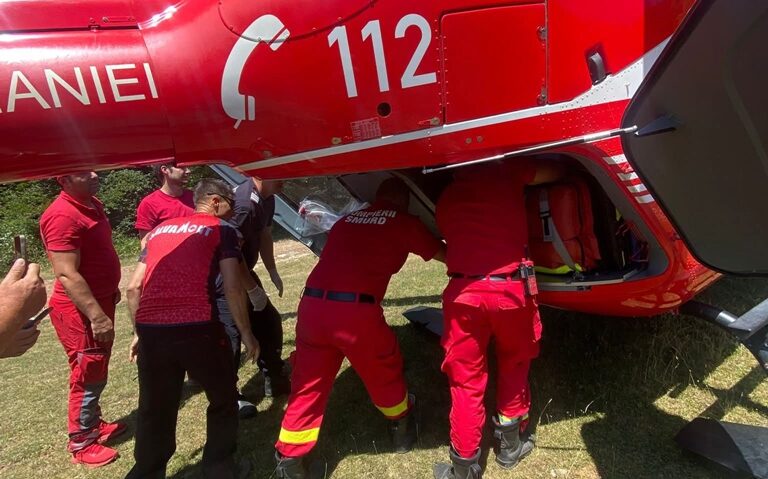 Un bărbat, rănit pe munte, preluat de elicopterul SMURD