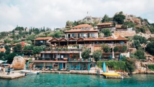 4.000 de hoteluri s-au închis! Mii de turiști se trezesc fără cazare