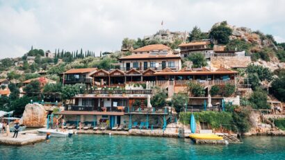 4.000 de hoteluri s-au închis! Mii de turiști se trezesc fără cazare