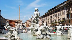 Amenzi și expulzări pentru turiștii care se scaldă în fântâni