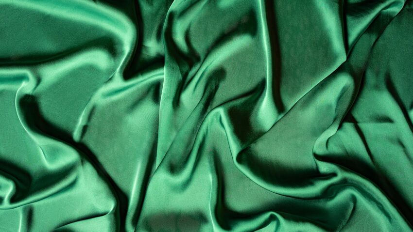 Satinul revine la modă, însă nu doar pe covorul roşu Satinul revine la modă, însă nu doar pe covorul roşu