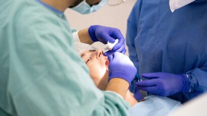Tânăr de 22 de ani, acuzat că a practicat stomatologia ilegal