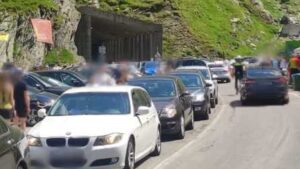 Traficul pe Transfăgărăşan, blocat de maşinile parcate