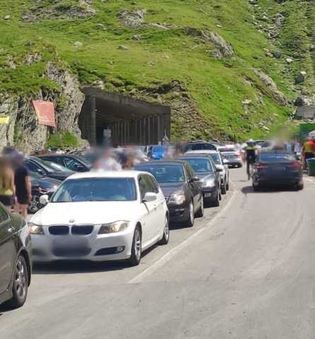 Traficul pe Transfăgărăşan, blocat de maşinile parcate Traficul pe Transfăgărăşan, blocat de maşinile parcate