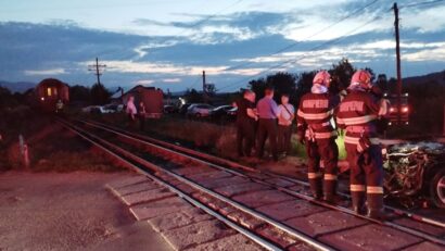 O mașină a fost acroșată de tren, la o trecere de nivel cu calea ferată
