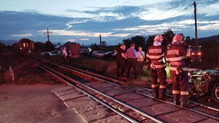 O mașină a fost acroșată de tren, la o trecere de nivel cu calea ferată O mașină a fost acroșată de tren, la o trecere de nivel cu calea ferată