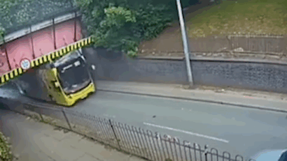 Un autobuz etajat a intrat într-un pod: 15 persoane rănite!