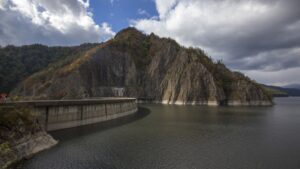 Începe prima golire completă a barajului Vidraru din ultimii 50 de ani