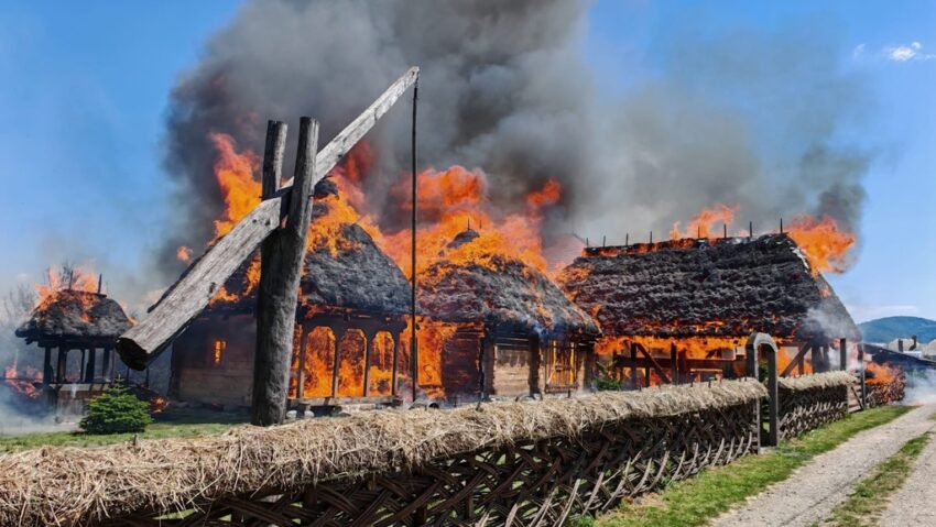 Imagini apocaliptice – Casa muzeu din Cizer a fost distrusă într-un incendiu! Imagini apocaliptice – Casa muzeu din Cizer a fost distrusă într-un incendiu!