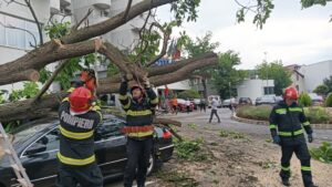 Furtunile au provocat pagube în peste 80 de localități