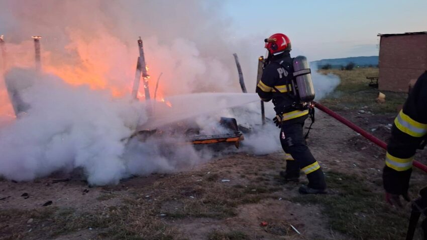 Incendii masive în Mehedinți: 70 de pompieri mobilizați Incendii masive în Mehedinți: 70 de pompieri mobilizați