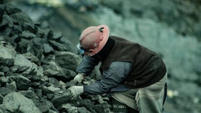 Zeci de persoane evacuate după surparea unei foste galerii miniere