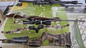 Arme letale, arbalete și „trofee”, descoperite de polițiști