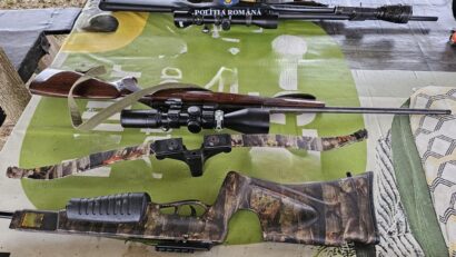 Arme letale, arbalete și „trofee”, descoperite de polițiști