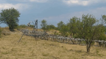 Stâlp avariat de furtună, înlocuit