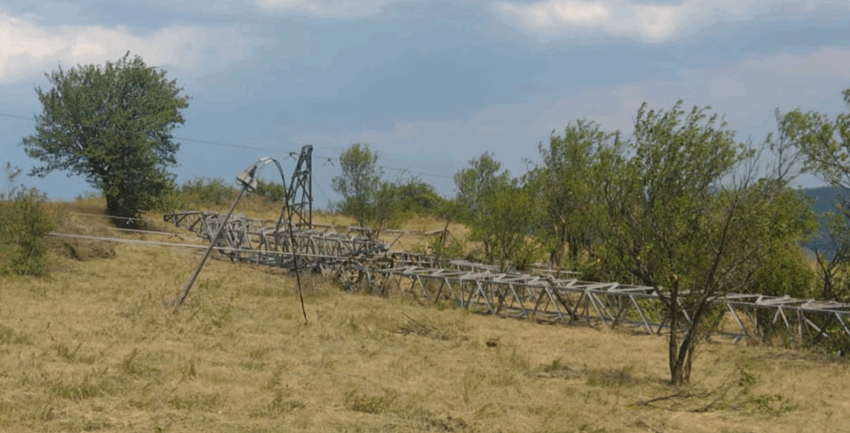 Stâlp avariat de furtună, înlocuit Stâlp avariat de furtună, înlocuit