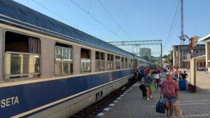 Călătorii din trenul Oradea – Constanța, ore în şir în vagoane