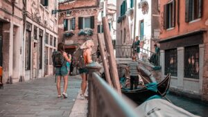 Jafuri violente cu spray iritant: turiști în pericol