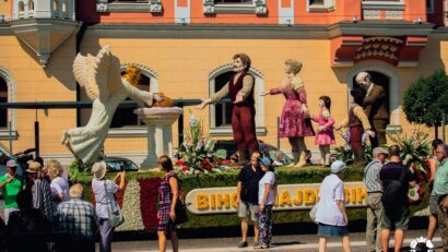 Care alegorice și concert, la Carnavalul Florilor