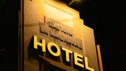 Mii de hoteluri din Europa dau în judecată Booking