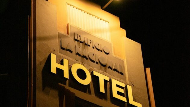 Mii de hoteluri din Europa dau în judecată Booking