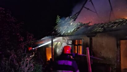 Incendiu violent la o casă. Proprietarul, intoxicat cu fum, a ajuns la spital