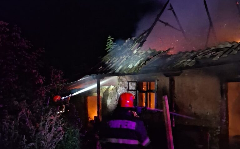 Incendiu violent la o casă. Proprietarul, intoxicat cu fum, a ajuns la spital