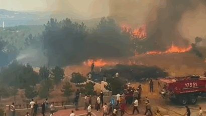 Sute de persoane evacuate din cauza incendiilor de vegetaţie