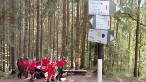 Turistă în stare gravă după ce a căzut în gol 20 de metri