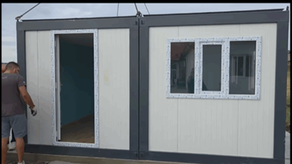 Situație specială la o școală: 400 de copii învață în containere
