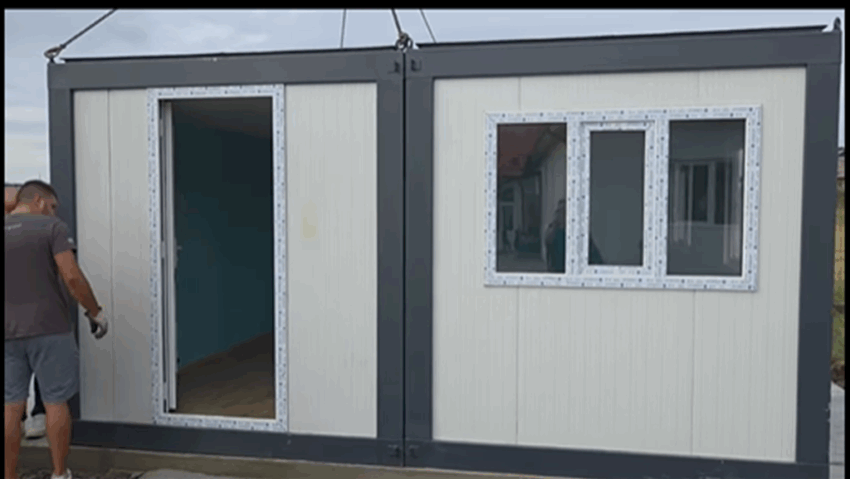 Situație specială la o școală: 400 de copii învață în containere Situație specială la o școală: 400 de copii învață în containere
