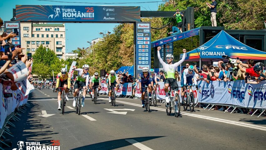 Cesare Chesini trece primul linia de sosire în Turul Ciclist al României