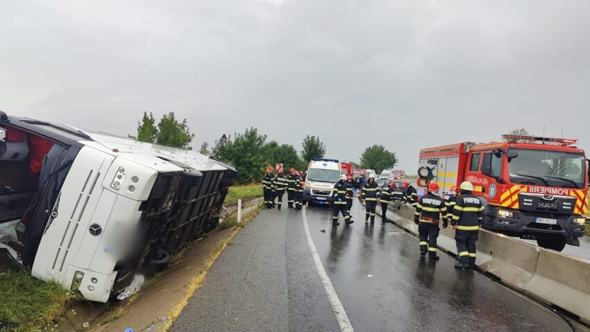 Plan roșu de intervenție pe DN1: autocar răsturnat la Dumbrava, o persoană încarcerată Plan roșu de intervenție pe DN1: autocar răsturnat la Dumbrava, o persoană încarcerată