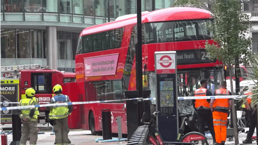 Un autobuz supraetajat lovește pietoni în Londra Un autobuz supraetajat lovește pietoni în Londra