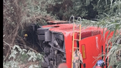 Autocar răsturnat: doi răniți grav și mai multe persoane rănite ușor!