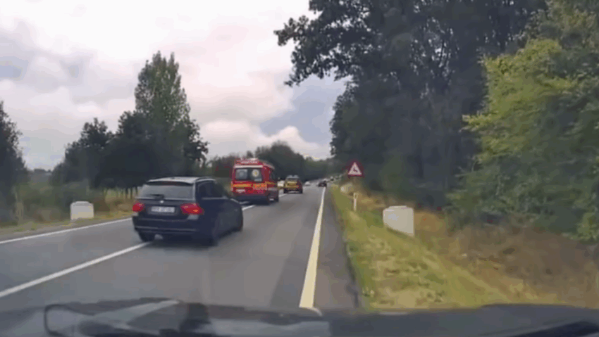 Alertă în trafic: șoferi după ambulanțe