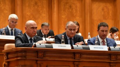 AUR a depus patru moțiuni de cenzură la adresa guvernului