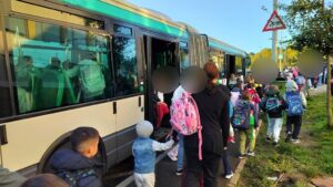 Primarul Pivariu promite soluții pentru transportul școlar din Florești