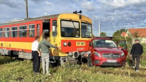 Accident feroviar: un tren a deraiat după ce a lovit un autoturism