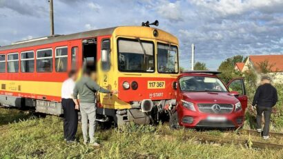 Accident feroviar: un tren a deraiat după ce a lovit un autoturism