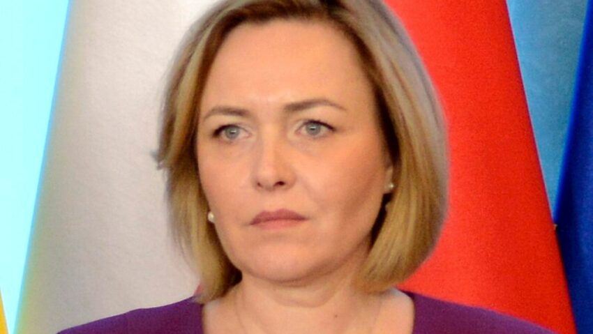 Sora fostului ministru de Interne Carmen Dan a fost plasată în arest la domiciliu Sora fostului ministru de Interne Carmen Dan a fost plasată în arest la domiciliu