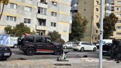 VIDEO | Șoferiță neatentă la volan – a lovit cu bolidul trei mașini parcate pe marginea drumului!