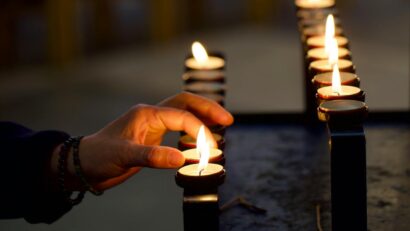 De la Samhain la Luminație: o călătorie prin semnificaţiile zilei de 1 noiembrie