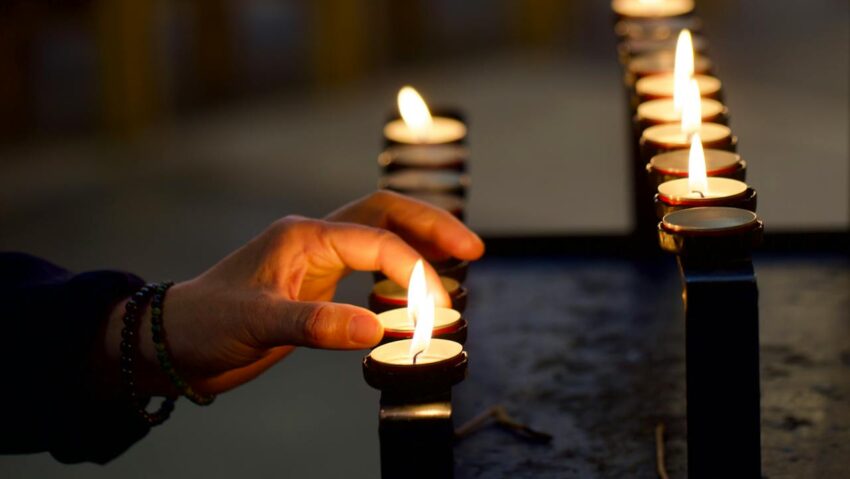 De la Samhain la Luminație: o călătorie prin semnificaţiile zilei de 1 noiembrie De la Samhain la Luminație: o călătorie prin semnificaţiile zilei de 1 noiembrie