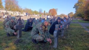 Elevi și militari, alături de eroii neamului în preajma Zilei Armatei