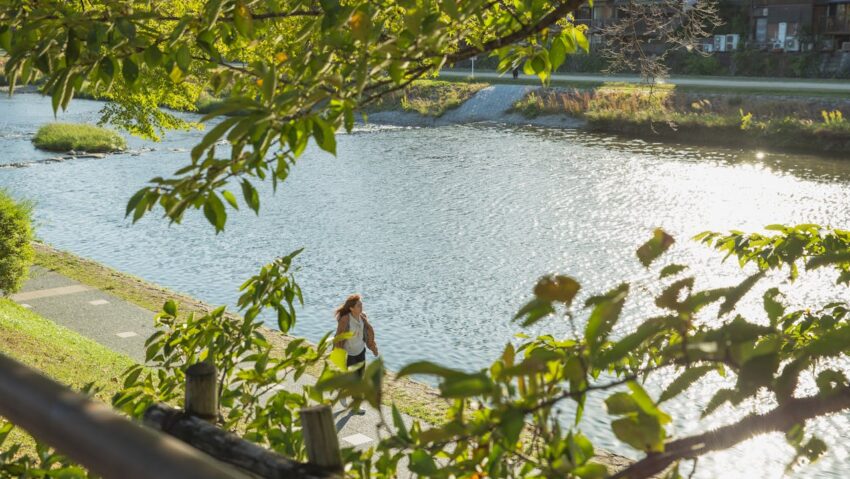 Pârâu transformat în zonă de promenadă cu bani europeni Pârâu transformat în zonă de promenadă cu bani europeni