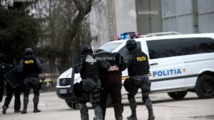 Reținuți pentru ridicarea unui colet cu arme letale