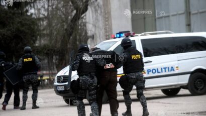 Reținuți pentru ridicarea unui colet cu arme letale