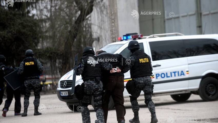 Reținuți pentru ridicarea unui colet cu arme letale